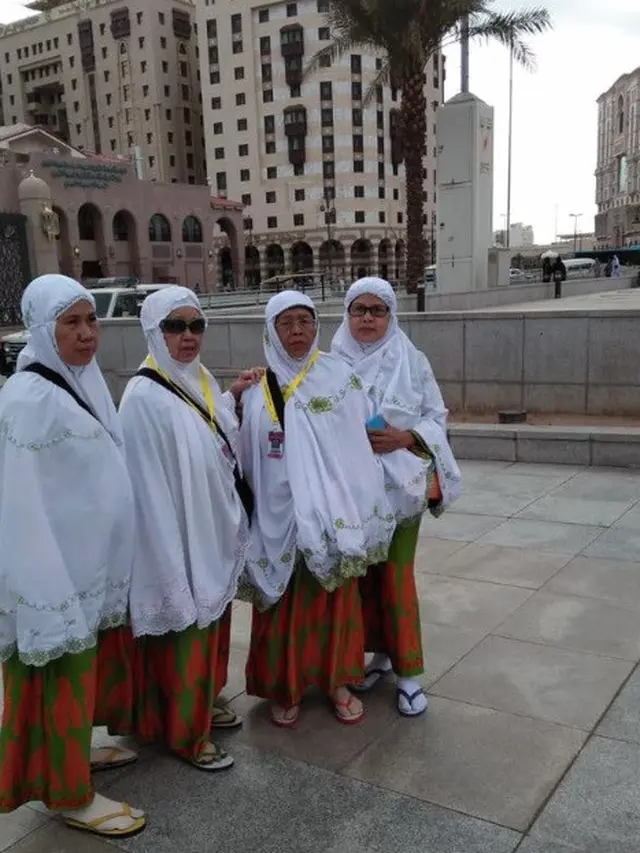 pengasuh diberangkatkan umroh anak majikan (foto: Facebook Wine Fallensky)
