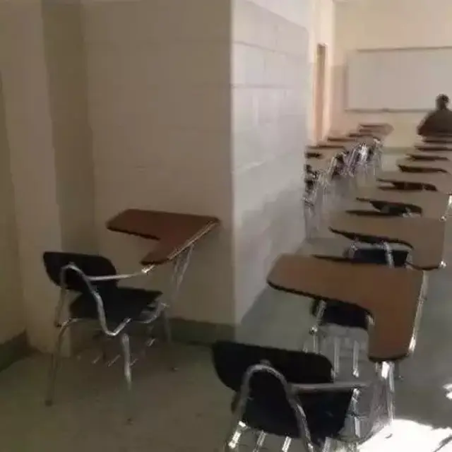 6 Potret Kursi di Belakang Kelas Ini Nyeleneh Banget, Bikin Tepuk Jidat