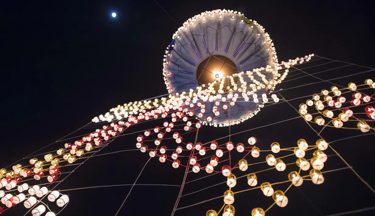 Balon udara panas dengan lentera kecil yang diluncurkan ke udara dalam Festival Tazaungdaing di Taunggyi, Myanmar (12/11). Festival ini  berlangsung selama enam hari di Myanmar. (AFP/Ye Aung Kamis)