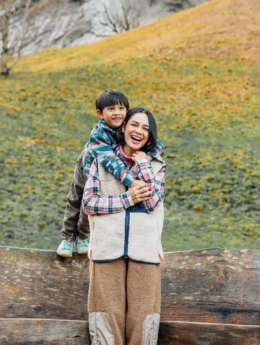 Masih dengan outfit berlapis, Andien padukan kemeja kotak-kotak rompi, dan training pants.
[instagram/andienaisyah]