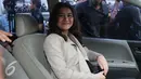Aaliya Massaid berada di dalam mobil yang menjemputnya usai mengisi acara di kawasan Kapten Tendean, Jakarta, Selasa (5/9). Aaliya memilih bungkam jika ditanya seputar Aa Gatot. (Liputan6.com/Herman Zakharia)