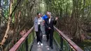 <p>Duta Besar&nbsp;Iran untuk Indonesia, Mahdi Rounagh (kanan) berbincang dengan perwakilan dari Kemenpora RI, Mikha Tambayong saat berjalan menuju lokasi acara penanaman bakau "Kick-off Dribbling Towards Sustainbility FIBA Basketball World Cup 2023" di Kawasan Ekowisata Mangrove PIK, Jakarta, Selasa (22/08/2023). (Bola.com/Bagaskara Lazuardi)</p>