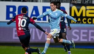 Kenan Yildiz diadang pemain lawan dalam laga Serie A antara Cagliari vs Juventus di Unipol Domus, 18 Januari 2026. (Gianluca Zuddas/LaPresse via AP)