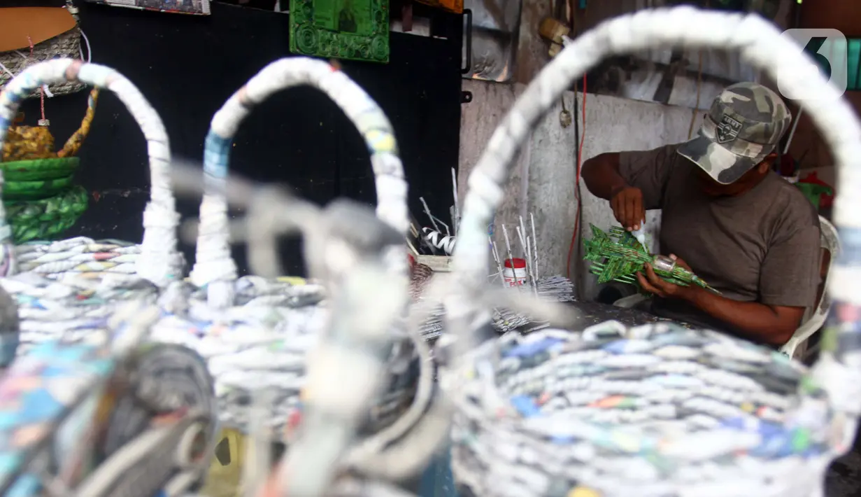 Perajin menyelesaikan miniatur pesawat di bengkel Workshop kawasan Kemandoran 8 Jakarta Selatan, Senin (10/2/2020). Berbagai kerajinan tangan berbahan dasar koran bekas dijual dengan harga Rp. 50.000 ribu hingga Rp. 150 ribu tergantung tingkat kesulitan dalam pengerjaan. (merdeka.com/Arie Basuki)