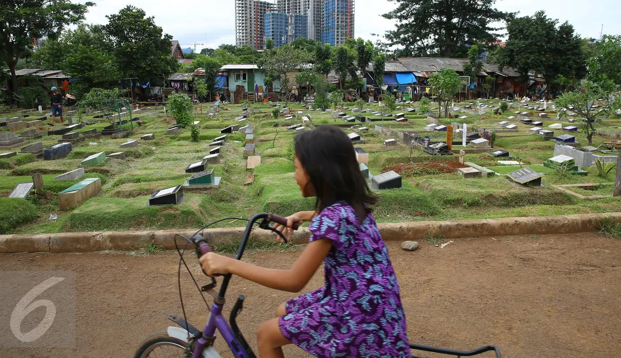 Seorang anak bermain sepeda di sekitar TPU Karet Bivak, Jakarta, Jumat (13/1). Semakin berkurangnya lahan hijau menyebabkan anak-anak di Ibukota terpaksa bermain di tempat yang tidak semestinya. (Liputan6.com/Immanuel Antonius)