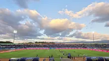Suporter PSIM saat menyaksikan laga kandang perdana Laskar Mataram melawan Persita Tangerang di Stadion Sultan Agung, Bantul, Sabtu (5/9/2026). (Bola.com/Ana Dewi)
