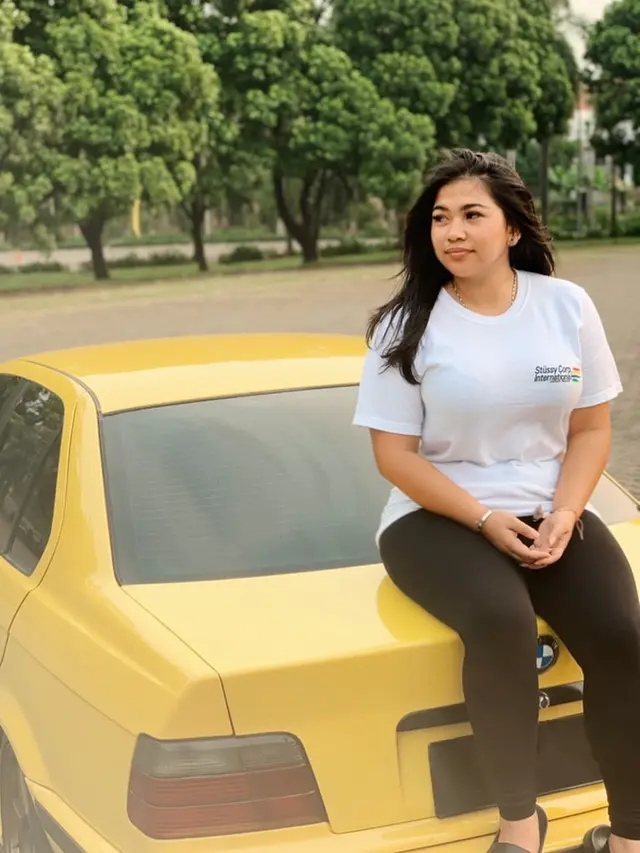 Galeri Foto Liana Saputri dengan Baju Putih