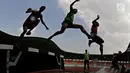 Para pelari melompat saat tampil pada Kejurnas Atletik 2019 nomor 3.000 meter steeplechase senior putra di Stadion Pakansari, Bogor pada Rabu (8/8/2019). Kejurnas Atletik berlangsung dari 3 hingga 7 Agustus. (Bola.com/Peksi Cahyo)