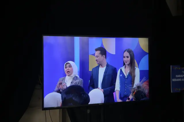 Nicholas Saputra, Cinta Laura dan Tri Mumpuni Datang Memberi Semangat