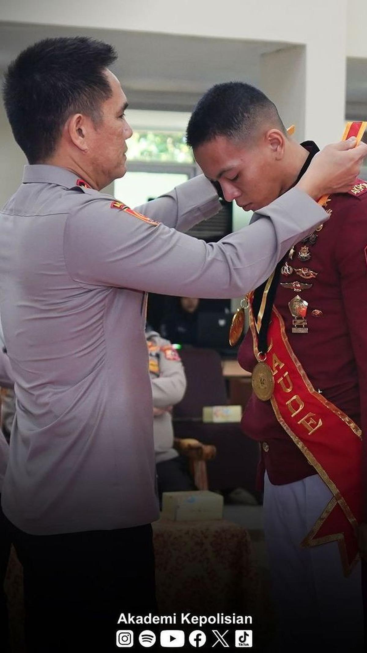 Penghargaan pun diberikan langsung oleh Gubernur Akademi Kepolisian Irjen Polisi Krisno Halomoan Siregar sekaligus sebagai pemimpin jalannya kegiatan. <br>
