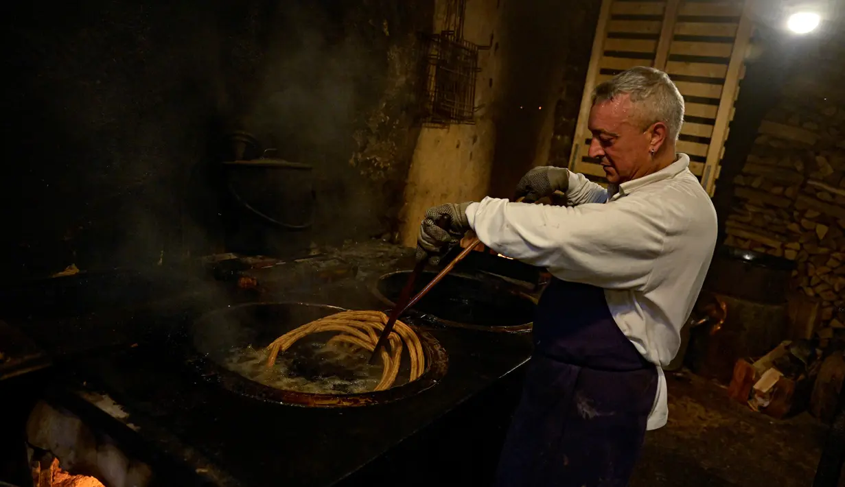 Sepanjang Festival San Fermin, masyarakat beramai-ramai berpesta dengan berbagai churros. (AP Photo/Alvaro Barrientos)