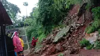 Hujan deras pada Minggu (24/1/2021) memicu longsor di Perumahan Pesona Jatiasri, Kecamatan Jatiasih, Bekasi. (Dok BPBD Kota Bekasi)