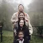 Nirina Zubir dan para bintang Keluarga Cemara. (Foto: Instagram @nirinazubir_)