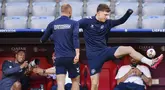 Pemain Denmark Andreas Skov Olsen, Mathias Joergensen dan Christian Eriksen menghadiri sesi latihan menjelang matchday terakhir Grup C Euro 2024 di Allianz Arena, Senin (24/6/2024). (Liselotte Sabroe/Ritzau Scanpix via AP)