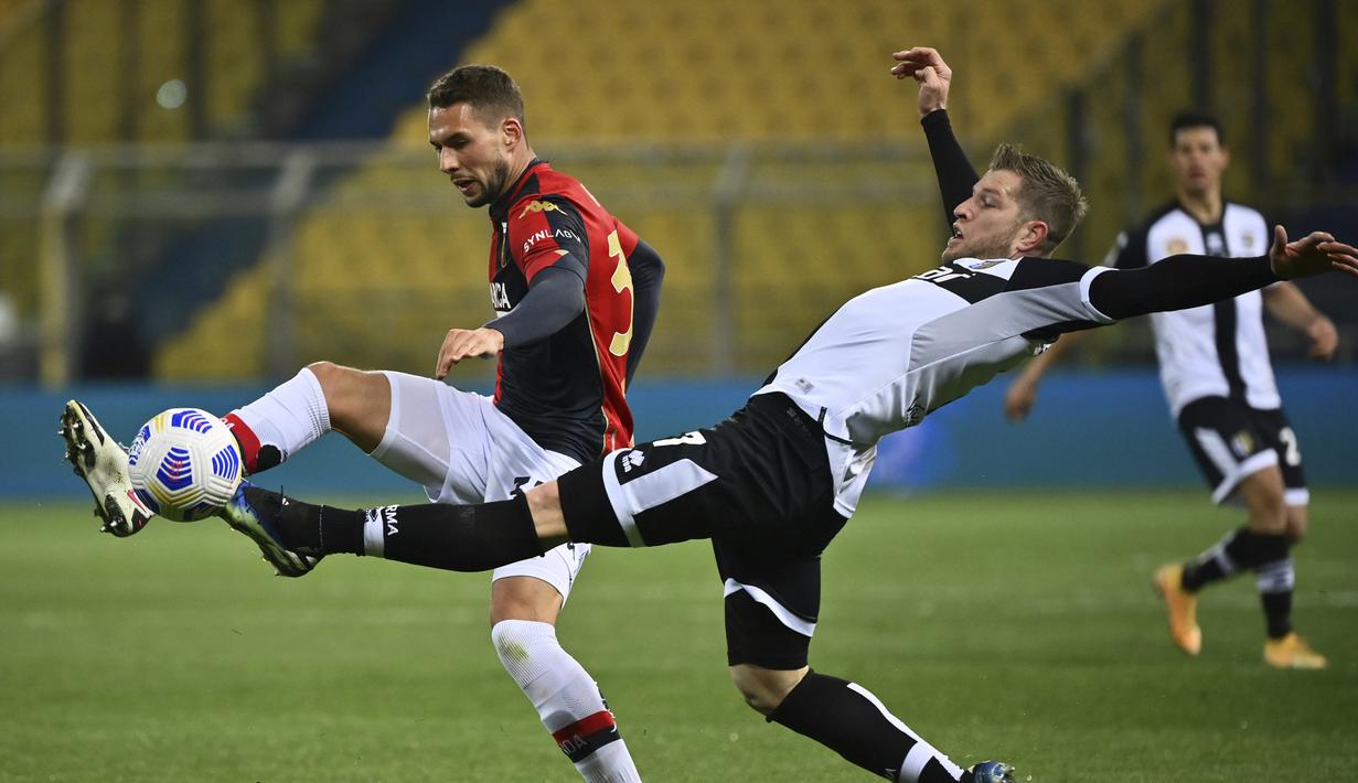 Striker Genoa, Marko Pjaca (kiri) berebut bola dengan bek Parma, Riccardo Gagliolo dalam laga lanjutan Liga Italia 2020/2021 pekan ke-28 di Ennio Tardini Stadium, Parma, Jumat (19/3/2021). Genoa menang 2-1 atas Parma. (LaPresse via AP/Massimo Paolone)