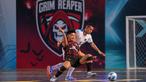 Pemain Grim Reaper, Sanjaya (kiri) berebut bola dengan pemain Lynx Hunters, Adom dalam laga Futsal X Series 2 di GOR UNJ, Rawamangun, Jakarta, Sabtu (17/01/2026). (Bola.com/Bagaskara Lazuardi)