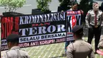 Aktivis dari Suara Pemuda Anti Korupsi (Speak) Jambi menggelar aksi solidaritas di Gedung KPK, Jakarta, Senin (11/2). Mereka meminta para penyidik KPK untuk tidak gentar terhadap kasus teror yang menimpa Novel Baswedan dan Gilang (Merdeka.com/Dwi Narwoko)
