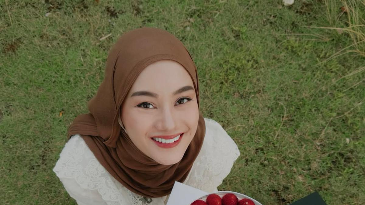 Gaya Dinda Hauw Rayakan Ulang Tahun ke-29 di Pinggir Pantai, Anggun dengan Outfit Bernuansa Ivory