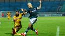 Pemain Persikabo 1973, Ciro Alves (kanan) melepaskan umpan yang berusaha diblok pemain Bhayangkara FC, Arthur Bonai dalam laga pekan ke-10 BRI Liga 1 2021/2022 di Stadion Moch. Soebroto, Magelang, Minggu (31/10/2021). (Bola.com/Nandang Permana)