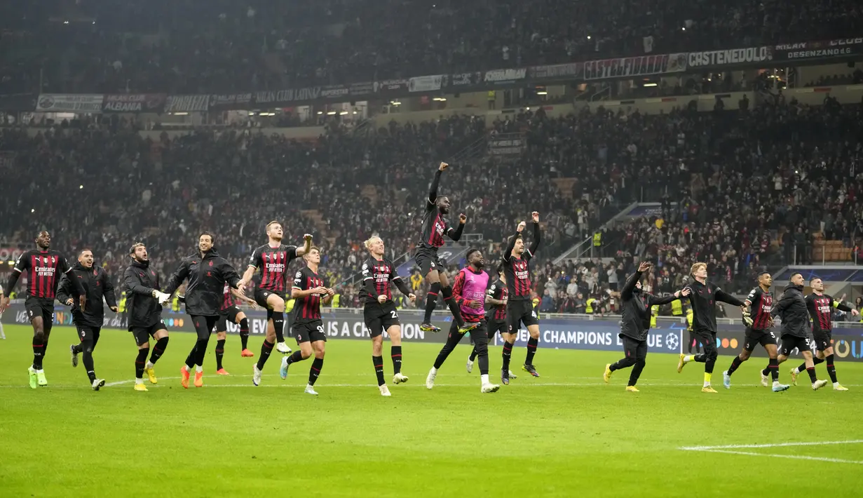 Para pemain AC Milan merayakan kemenangan atas FC Salzburg pada pertandingan lanjutan Grup E Liga Champions di stadion San Siro di Milan, Italia, Kamis (3/11/2022). Milan menang atas Salzburg 4-0.  (AP Photo/Luca Bruno)