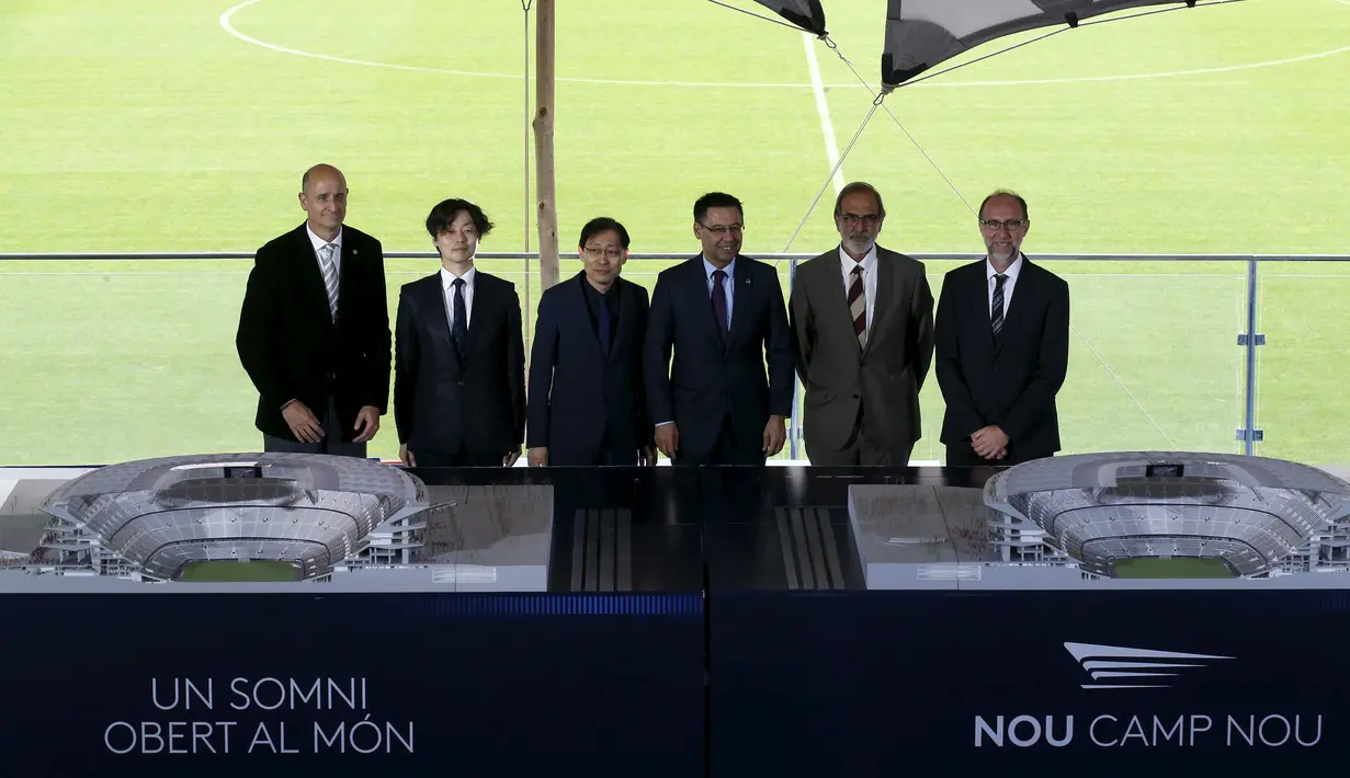 (ki-ka) Jordi Moix, arsitek Takeyuki Katsuya, Nikken Sekkei Presiden Tadao Kamei, Josep Maria Bartomeu, arsitek Joan Pascual dan Ramon Audio berpose di dekat Maket proyek pemugaran Stadion Camp Nou , Barcelona, Spanyol (21/4). (REUTERS/Albert Gea)