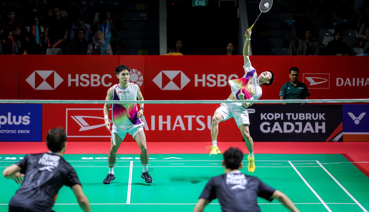 Pasangan ganda putra Indonesia Raymond Indra/Nikolaus Joaquin saat bertanding melawan wakil Prancis, Eloi Adam/Leo Rossi di Istora Gelora Bung Karno (GBK), Senayan, Jakarta, Selasa (20/1/2026). Ganda putra Indonesia Raymond Indra/Nikolaus Joaquin sukses melangkah ke babak 16 besar Indonesia Masters 2026. (Bola.com/Bagaskara Lazuardi)