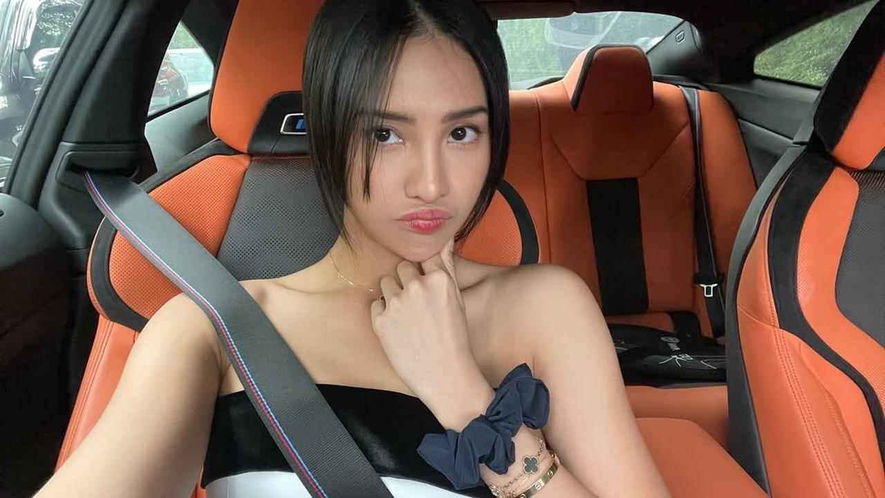 Potret Cantik Anya Geraldine Pose di Mobil Sport, Netizen Malah Salfok sama Interiornya