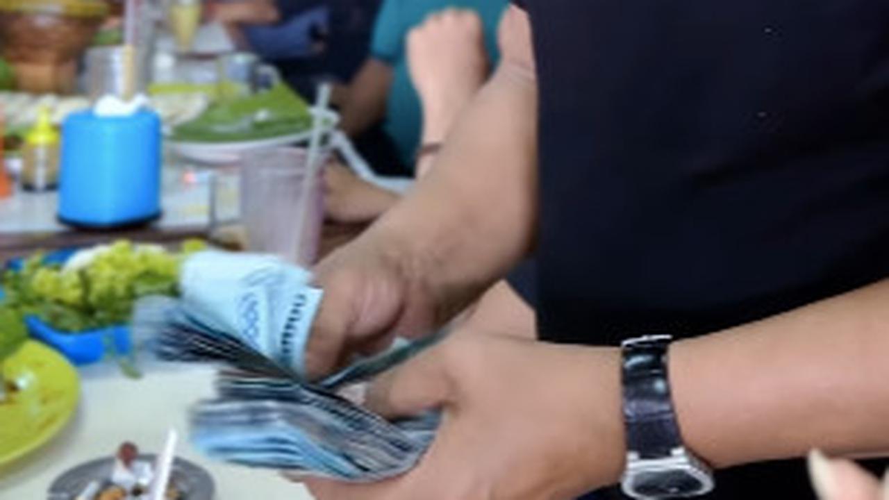 Suka Berbagi kepada Sesama