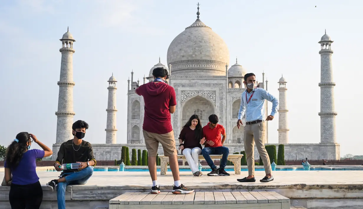 Turis mengunjungi Taj Mahal setelah dibuka kembali untuk pengunjung menyusul pelonggaran pembatasan virus corona Covid-19 di Agra, Inida, Rabu (16/6/2021). Taj Mahal ditutup untuk umum pada awal April 2021 ketika India memberlakukan tindakan penguncian ketat. (Money SHARMA/AFP)