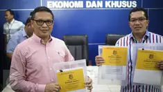 Direktur Tipideksus Brigjen Agung Setya (kiri) menunjukan barang bukti saat rilis pelaku pembobol 7 Bank dengan total kerugian sekitar Rp 1 triliun di Bareskrim Polri, Jakarta, Kamis (9/3). (Liputan6.com/Faizal Fanani)