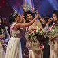 Mrs. World Caroline Jurie mencopot mahkota pemenang Mrs. Sri Lanka Pushpika de Silva karena ia didiskualifikasi oleh juri atas tuduhan cerai, di kontes kecantikan untuk perempuan yang sudah menikah di Kolombo. (AFP)