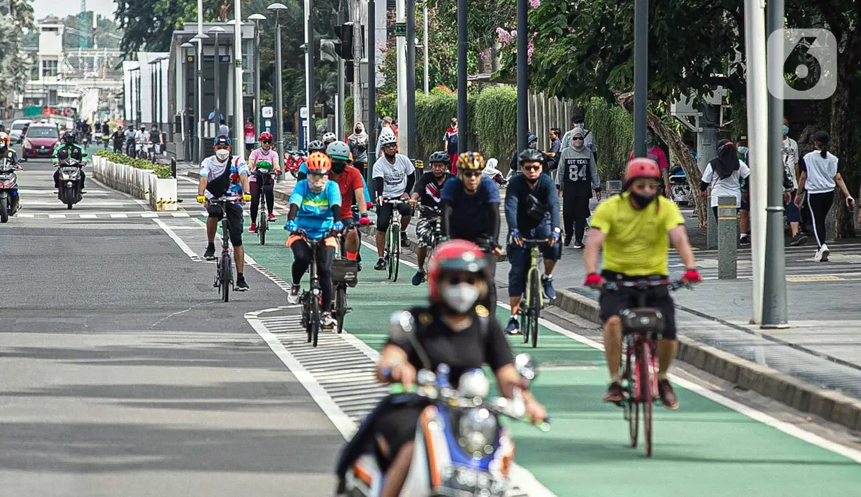Sejumlah warga bersepeda di Bundaran HI, Jakarta, Minggu (2/1/2022). Meski hari bebas kendaraan bermotor atau car free day (CFD) ditiadakan, warga masih banyak yang beraktivitas di kawasan Sudirman-Thamrin. (Liputan6.com/Faizal Fanani)