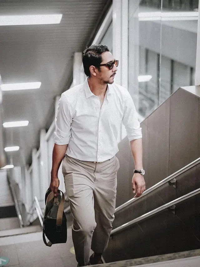 Pesona Arya Saloka saat Naik MRT