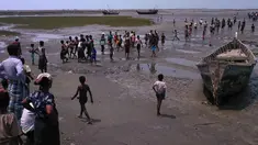 Warga menggotong mayat warga minoritas Muslim Rohingya yang tewas setelah perahu yang mereka tumpangi tenggelam di lepas pantai Negara Bagian Rakhine, Myanmar, Selasa (19/4). Sedikitnya 21 orang termasuk sembilan anak tewas. (STR/AFP)