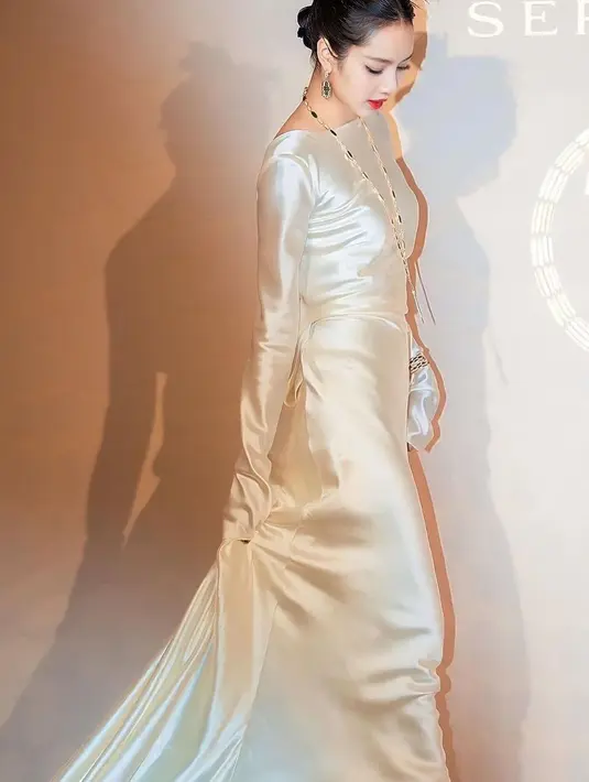 Sejak ia menjadi brand ambassador BVLGARI, Lisa membawa penampilannya ke level yang berbeda. Ia bermain dengan gaya yang lebih elegan, yang tentunya berpengaruh terhadap kemitraannya dengan BVLGARI sendiri. Foto: Instagram.