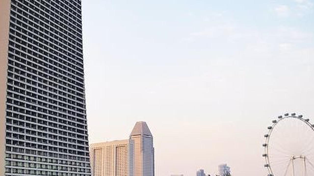 Singapura adalah negara yang identik dengan modernitas dan daya tarik wisata yang kaya. Beberapa tempat wisata yang bisa Anda kunjungi di Singapura termasuk Gardens By The Bay, Botanical Garden, Marina Barrage, dan Ion Sky. Singapura juga terkenal karena 