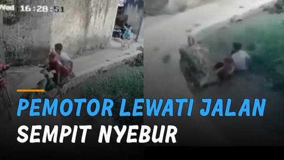 VIDEO: Nyebur Sungai, Pemotor Lewati Jalan Sempit Hilang Keseimbangan
