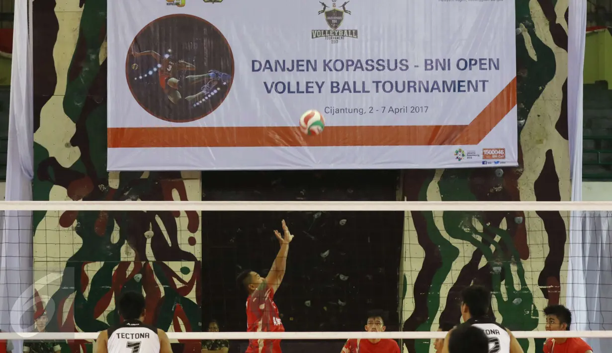 Tim voli Kopassus melawan Bandung Tectona di ajang Danjen Kopassus BNI 46 Volley Ball Tournament di Cijantung, Jakarta, Minggu (2/4). Turnamen ini akan digelar pada 2 hingga 7 April mendatang. (Liputan6.com/Helmi Afandi)