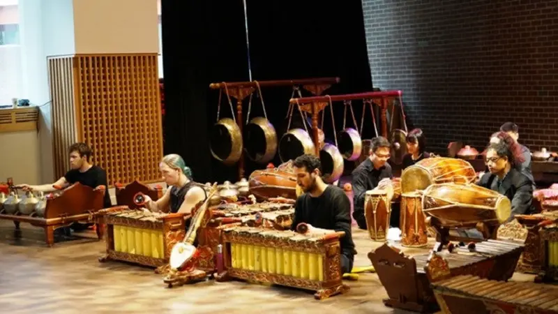 Menurut penuturan instruktur kelas gamelan, Sutrisno Hartana, kelas yang dimulai sejak Januari 2018 diikuti sebanyak 40 siswa (KJRI Vancouver)