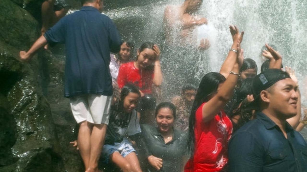 Keceriaan wisatawan mandi di bawah Air Terjun Sedudo sebelum longsor