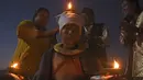 Seorang umat Hindu membawa lampu minyak selama perayaan pada hari kesepuluh festival Dashain di sebuah kuil di Bhaktapur di pinggiran Kathmandu, Nepal (15/10/2021). (AFP/Prakash Mathema)