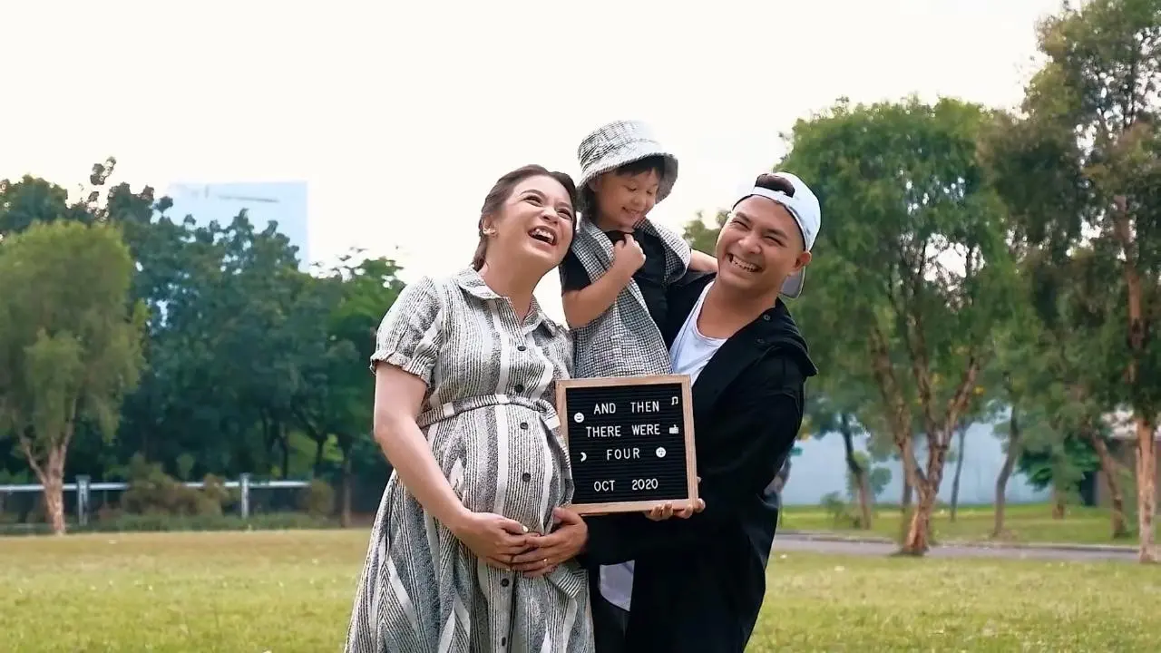 Momen Bahagia Chelsea Olivia dan Glenn Alinskie Ungkap Jenis Kelamin Anak Kedua. (Sumber: YouTube/Alinskie Family)