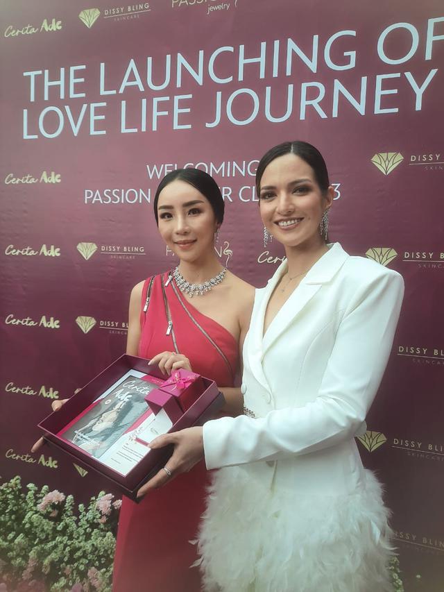 Nia Ramadhani dan Airyn Tanu dalam peluncuran koleksi perhiasan Passion X Cerita Ade di Jakarta, Selasa, 7 Februari 2023.
