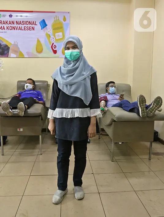 Penyintas COVID-19 berpose usai melakukan donor plasma konvalesen di PMI DKI Jakarta, Selasa (19/1/2021). Hasil dari plasma konvalesen tersebut nantinya akan ditransfusikan ke tubuh pasien positif COVID-19 untuk membantu penyembuhan. (Liputan6.com/Herman Zakharia)