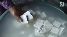 Kenaikan harga kedelai menyebabkan warga marah kepada pedagang tahu. Mereka mengurangi ukuran tahu karena eggan menaikkan harga.