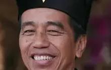 VIDEO:  Jokowi Pakai Baju Adat Panglima Tertinggi Raja Surakarta di Istana