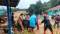 Tim Gabungan mengevakuasi korban meninggal dunia longsor Natuna. Cuaca hujan masih menjadi kendala proses pencarian korban yang masih tertimbun longsor. (Liputan6.com/ BPBD Kepri)