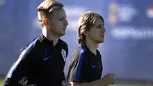 Ivan Rakitic dan Luka Modric, bersaing di level klub, duet mematikan di level internasional. (AFP/Gabriel Buoys)