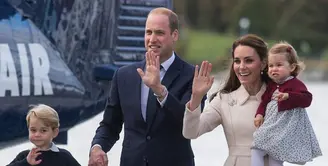 Menolak bersalaman dan bersikap cuek, tak membuat warga Kanada kecewa dengan sikap Pangeran George, putra dari Pangeran William dan Kate Middleton saat hendak meninggalkan Kanada. (doc.mirror.co.uk)