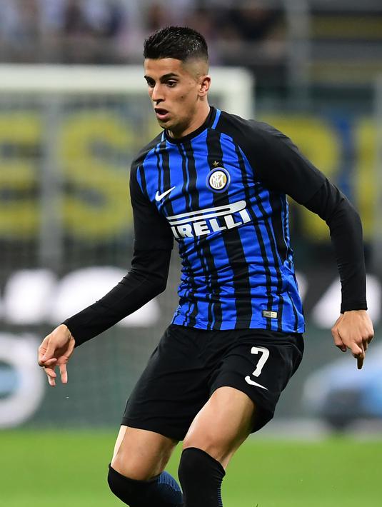 5. Joao Cancelo - Kalah saing di Valencia, lalu dipinjamkan ke inter Milan. Pemain berkebangsaan Portugal tersebut tampil impresif musim ini. (AFP/Miguel Medina)